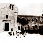 La Chiesa dei Cappuccini - Una vecchia fotografia del cortile antistante