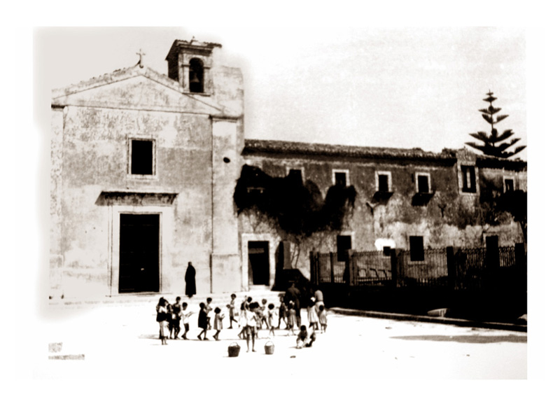 La Chiesa dei Cappuccini - Una vecchia fotografia del cortile antistante